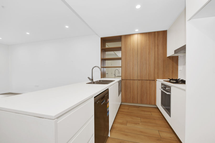 LUXURY LIVING REDEFINED: EVOLVE REALTY PRESENTS THIS NORTH FACING 2 BED 2 BATH UNIT IN HIGHLY REGARDED HILLS VILLAGE COMMUNITY