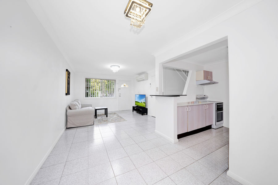 FRESHLY UPDATED TOWNHOUSE IN BOUTIQUE COMPLEX OF ONLY 16 TOWNHOUSES & LOW STRATA