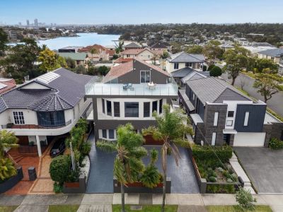 GRAND BAYSIDE ENTERTAINER IN A PRIME PENINSULA SETTING