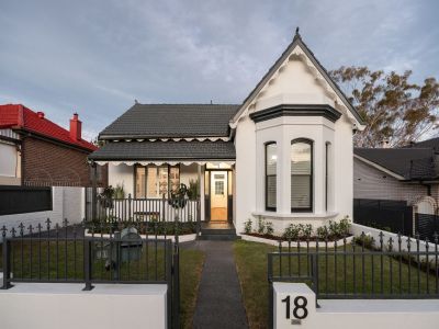 FAMILY LIVING ON A GRAND SCALE WITH ADDED GRANNY FLAT FLEXIBILITY
