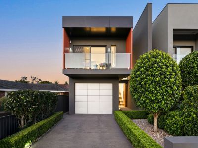 LUXURY DUPLEX IN A BLUE-RIBBON LOCATION!