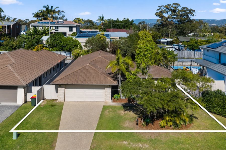 EXPANSIVE FAMILY HOME - LEVEL 692M2 BLOCK CLOSE TO GRIFFITH UNIVERSITY, HOSPITALS & G-LINK LIGHT RAIL.