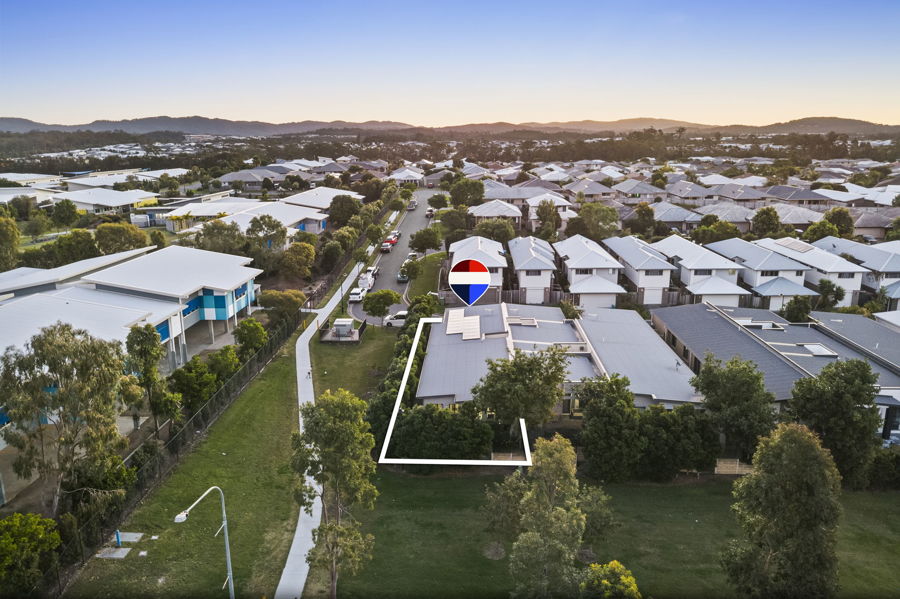 MULTIPLE LIVING AREAS - NO BODY CORP FEES - CONVENIENT LOCATION NEAR SCHOOLS, SHOPS, TRANSPORT