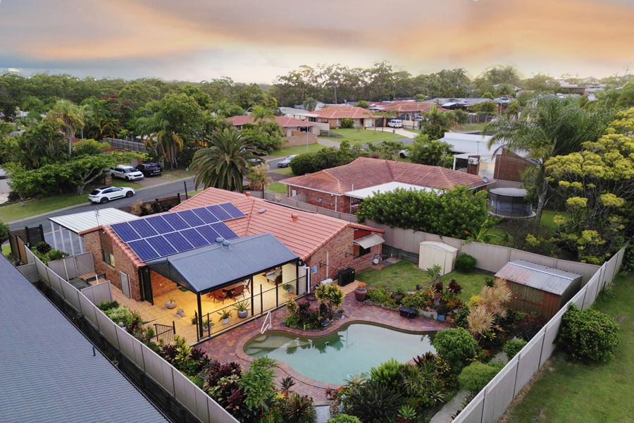 STUNNING POOLSIDE ENTERTAINING - WALK TO SHOPPING VILLAGE - CLOSE TO UNI, HOSPITALS & G:LINK - CARAVAN/BOAT ACCESS