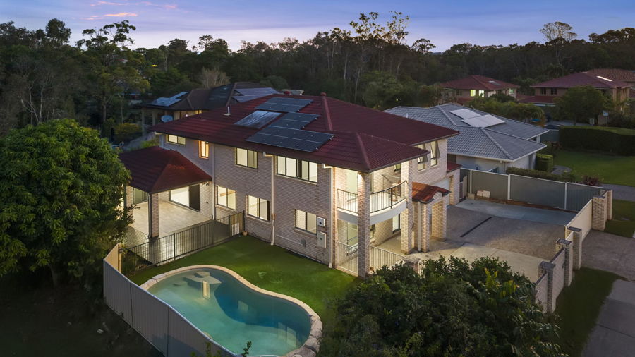 EXPANSIVE FAMILY HOME OVERLOOKING TRANQUIL RESERVE - MULTIPLE LIVING AREAS - WALK TO GRIFFITH UNI, HOSPITALS & LIGHT RAIL