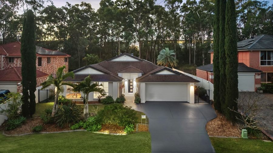 EXPANSIVE SINGLE LEVEL FAMILY HOME BACKING ONTO TRANQUIL RESERVE - MULTIPLE LIVING AREAS - WALK TO GRIFFITH UNI, HOSPITALS & LIGHT RAIL