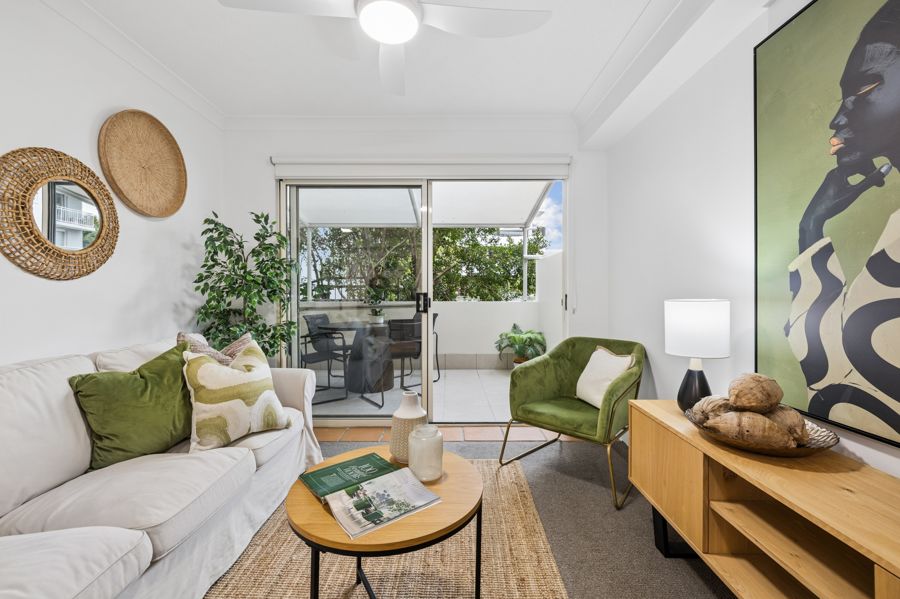 CHEVRON ISLAND: PRIVATE GROUND FLOOR WITH HUGE ALFRESCO. WALK TO SHOPS, BEACH AND HOTA