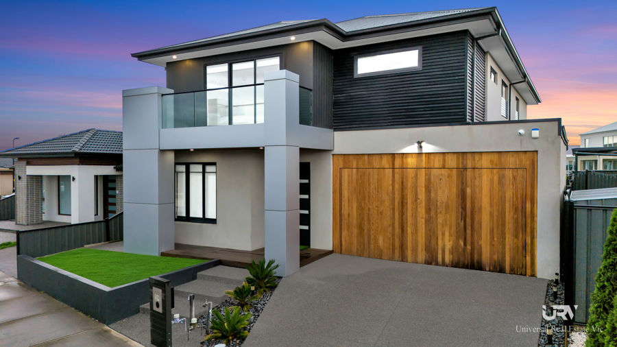 MODERN ELEGANCE AND FAMILY FUNCTIONALITY IN THE HEART OF HIGHLANDS !!!