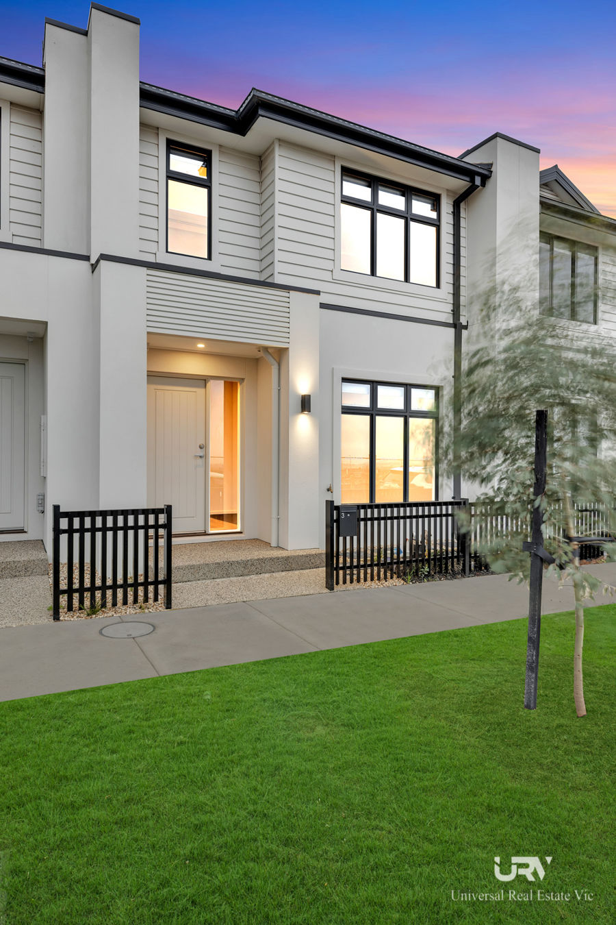 SPACIOUS, STYLISH & READY TO MOVE IN!