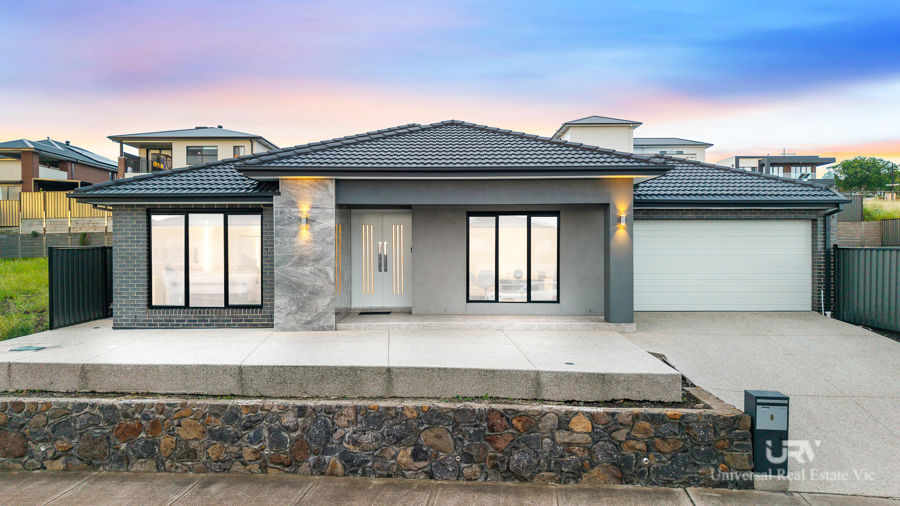 A GRAND FAMILY RESIDENCE OF SPACE, STYLE & EXCEPTIONAL QUALITY!!!