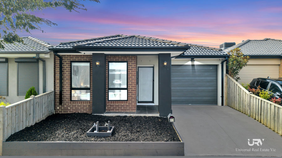 MODERN ELEGANCE WITH DESIGNER TOUCHES IN A PRIME LIFESTYLE LOCATION !!!