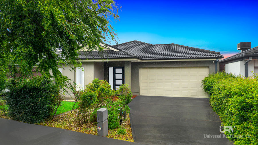 STYLISH FAMILY LIVING IN THE HEART OF ASTON ESTATE!