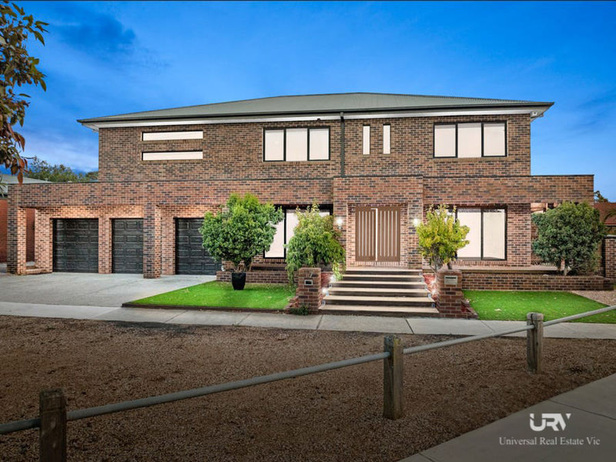 ARCHITECTURAL GRANDEUR ON A RARE 1161M² ALLOTMENT