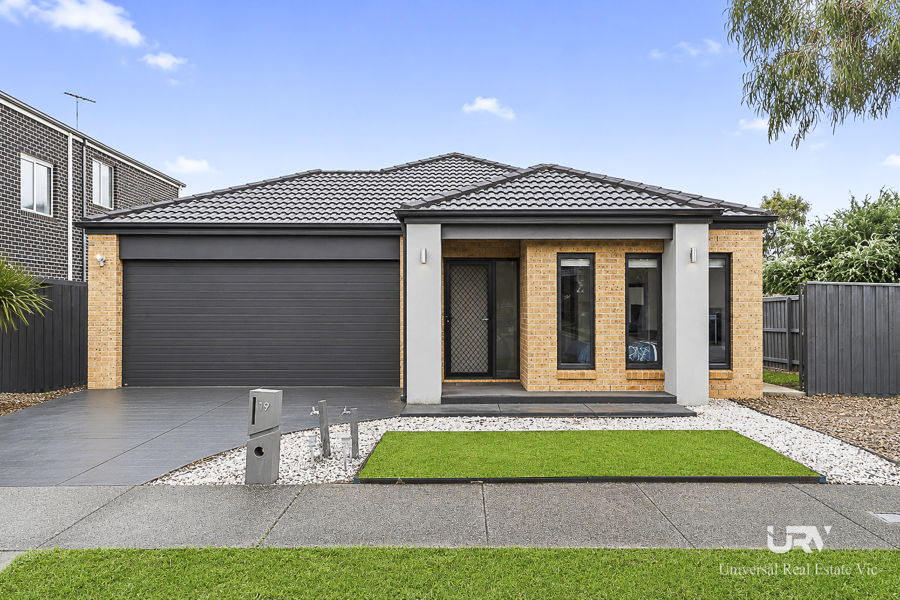 STYLISH FAMILY LIVING WITH SPACE, COMFORT & CONVENIENCE!