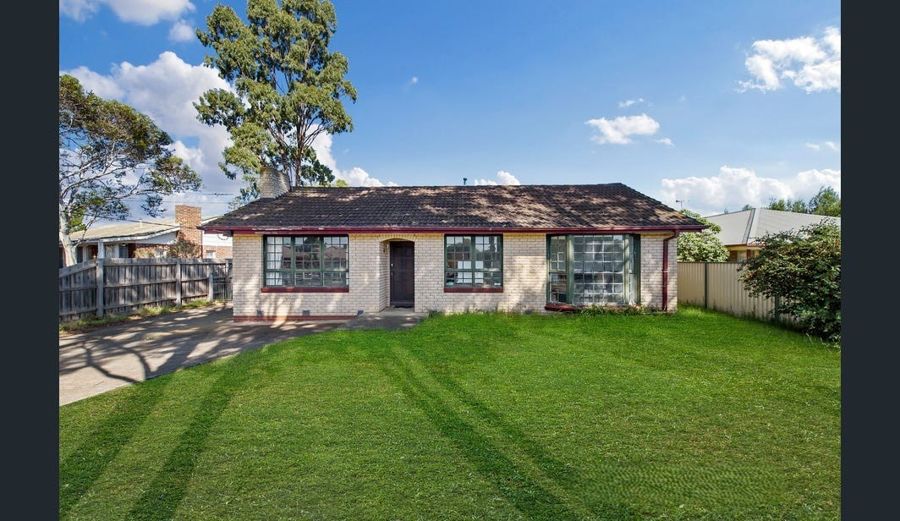 FAMILY HOME ON A GENEROUS BLOCK - AMPLE PARKING!