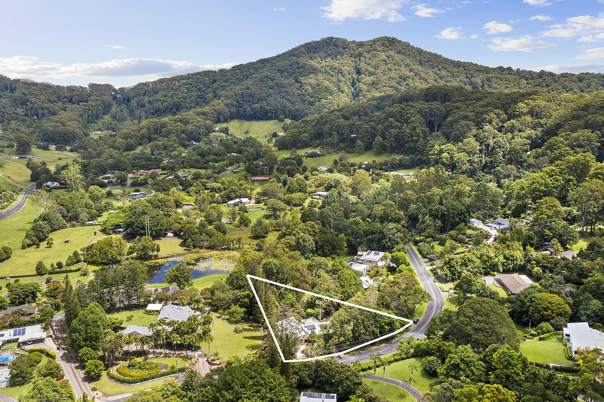 SPACIOUS FAMILY RETREAT IN A PRIVATE FOREST SETTING