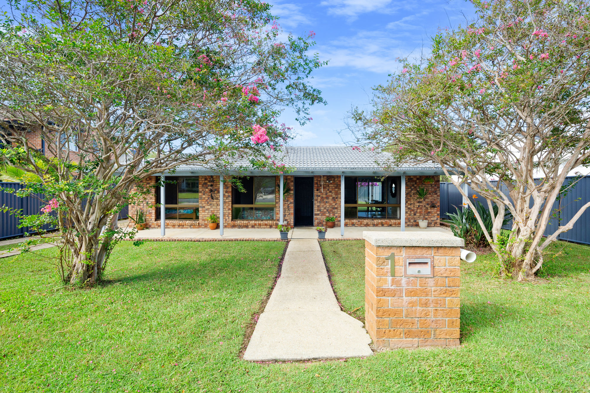 SCOTTS HEAD BARGAIN - BRICK & TILE, AN EASY 5‑MINUTE WALK TO THE BEACH, SHOPS & CLUBS