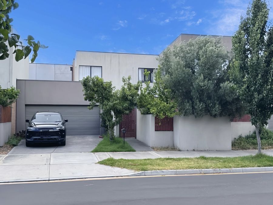 PARKSIDE CONVENIENCE • SECURE & LOW-MAINTENANCE • NO OWNERS CORPORATION FEES