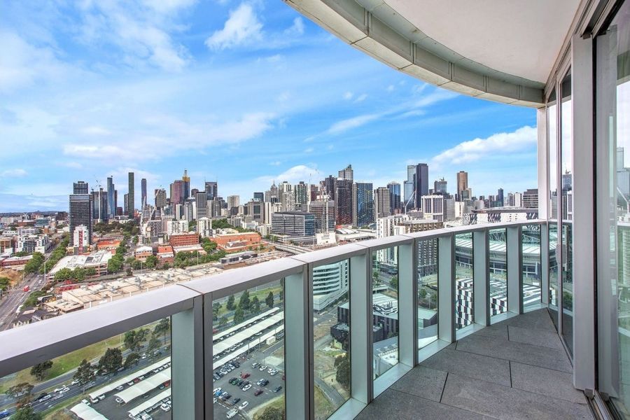 SKY-HIGH DOCKLANDS RESIDENCE WITH BREATHTAKING CBD VIEWS
