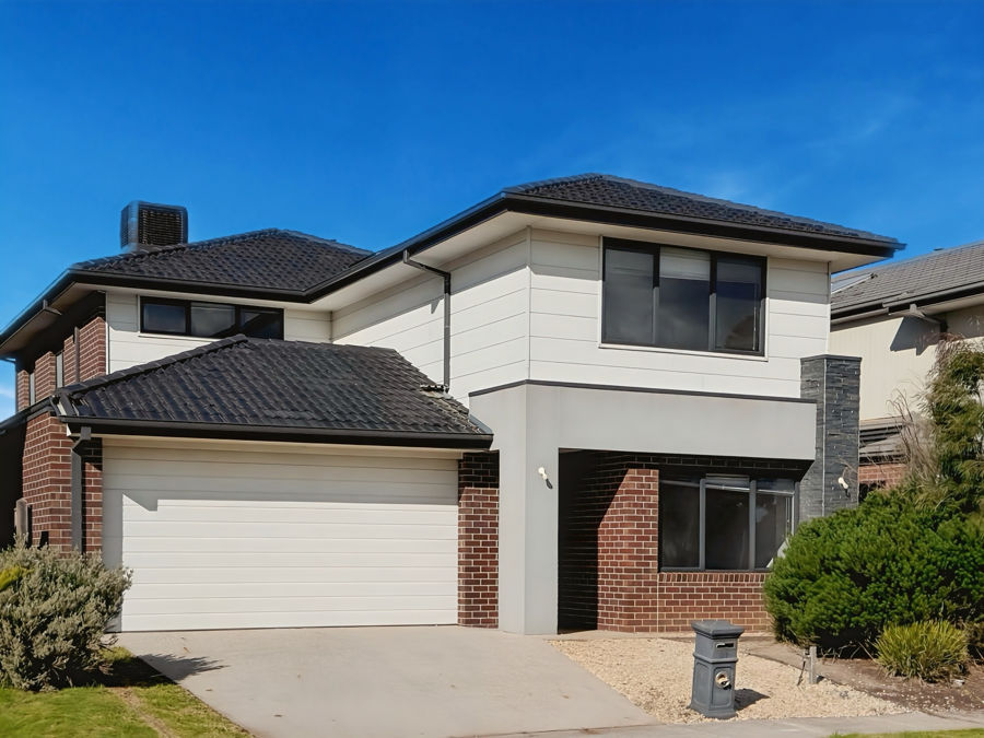 SPACIOUS FOUR-BEDROOM FAMILY HOME WITH MULTIPLE LIVING AREAS