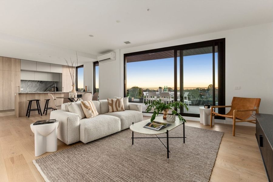 CONTEMPORARY BAYSIDE SOPHISTICATION IN A BRAND-NEW HAMPTON EAST RESIDENCE