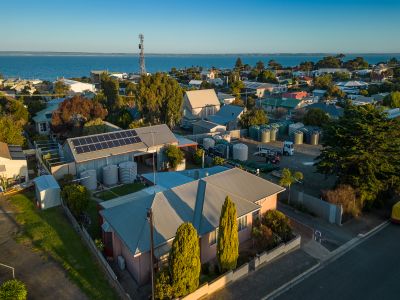 EXPANSIVE FAMILY HOME WITH EXCEPTIONAL SHEDDING. LARGE BLOCK, GREAT POSITION. PERFECT ISLAND ESCAPE, RENTAL OR PERMANENT ISLAND RESIDENCE.