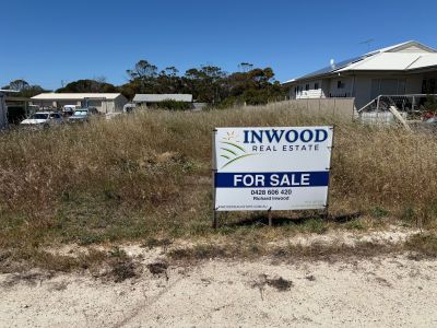 JUST 200 M TO THE WATERS OF BAUDIN BEACH, FLAT BLOCK, READY FOR YOUR ISLAND HOLIDAY HOME, B&B OR PERMANENT ISLAND HOME.