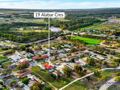 SPACE, SUBSTANCE AND LIFESTYLE. THE PERFECT FAMILY HOME. RURAL FREEDOM AND CITY CONVENIENCE.