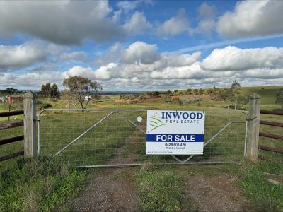 AFFORDABLE RURAL ESCAPE: 104 ACRES WITH EXPANSIVE VIEWS. FULLY FENCED AND WITH SOLAR POWERED BORE AND RECENTLY COMPLETED LARGE SHED.
