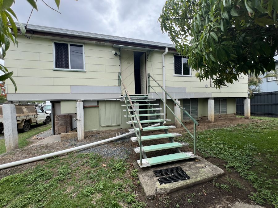 AFFORDABLE 2 LEVEL QUEENSLANDER COTTAGE - 1,012M2 + SOLAR PANELS