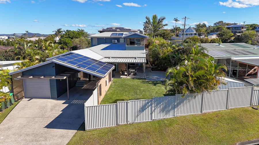 COASTAL LIVING AT ITS FINEST - SPACIOUS FAMILY HOME JUST 500M FROM CORINDI BEACH