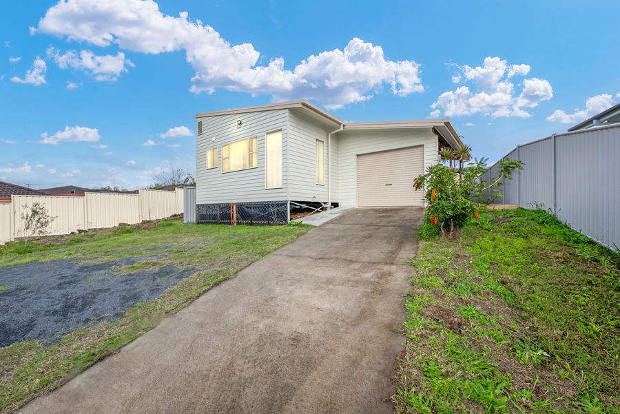 MODERN, LOW-MAINTENANCE LIVING IN AN ELEVATED SOUTH GRAFTON LOCATION