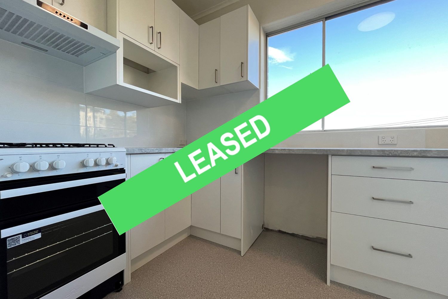 BEAUTIFULLY RENOVATED PET FRIENDLY APARTMENT WITH STUDY AND SUNROOM