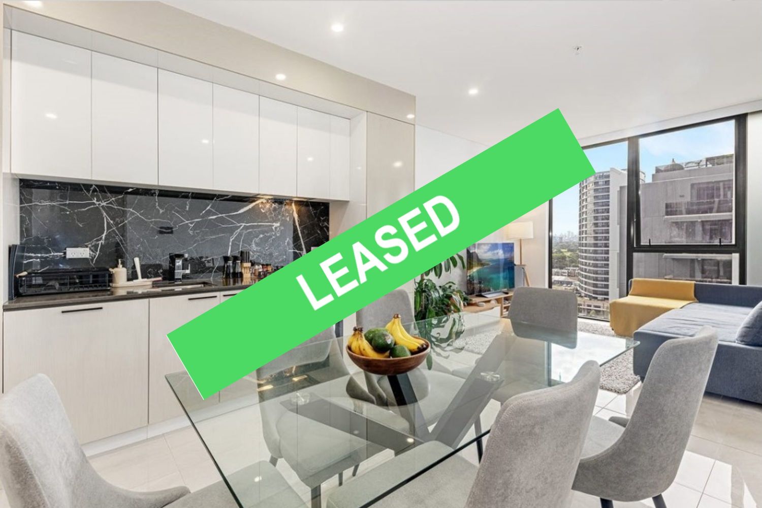 LUXURIOUS ONE BEDROOM APARTMENT IN ULTRA-MODERN PAGEWOOD GREEN COMPLEX