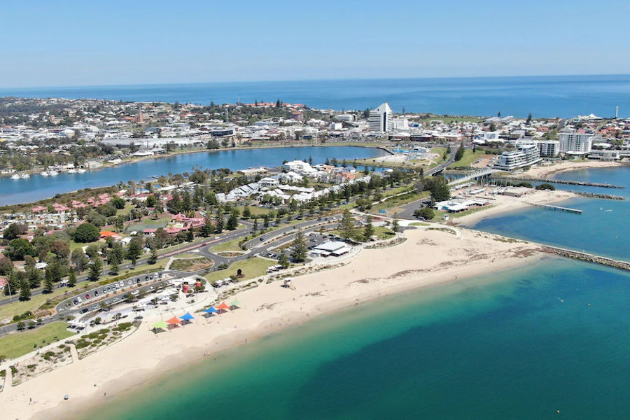 П AWARD WINNING BEACHFRONT RESTAURANT FOR SALE | CORNER BLOCK WITH LIQUOR LICENSE П