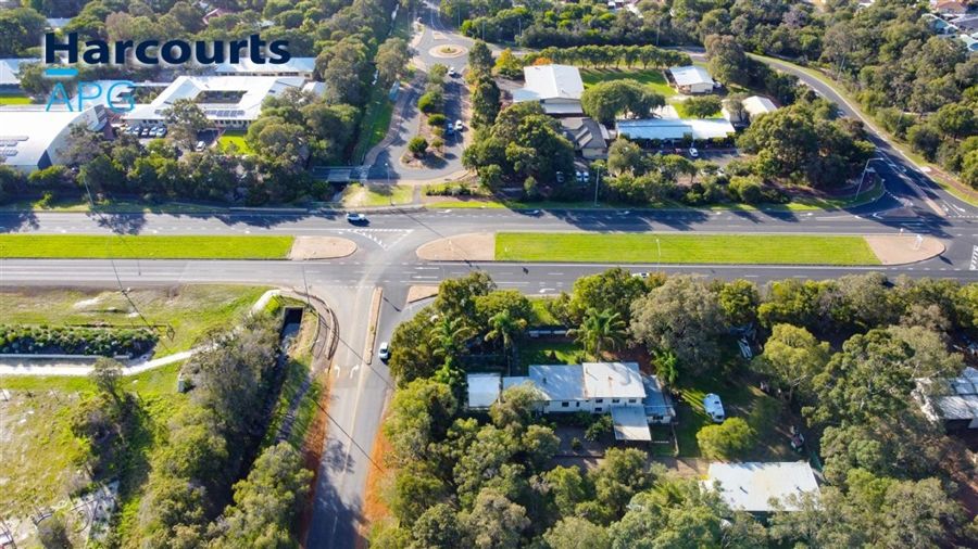 COASTAL FAMILY LIVING WITH POOL & SPACE IN BOVELL!