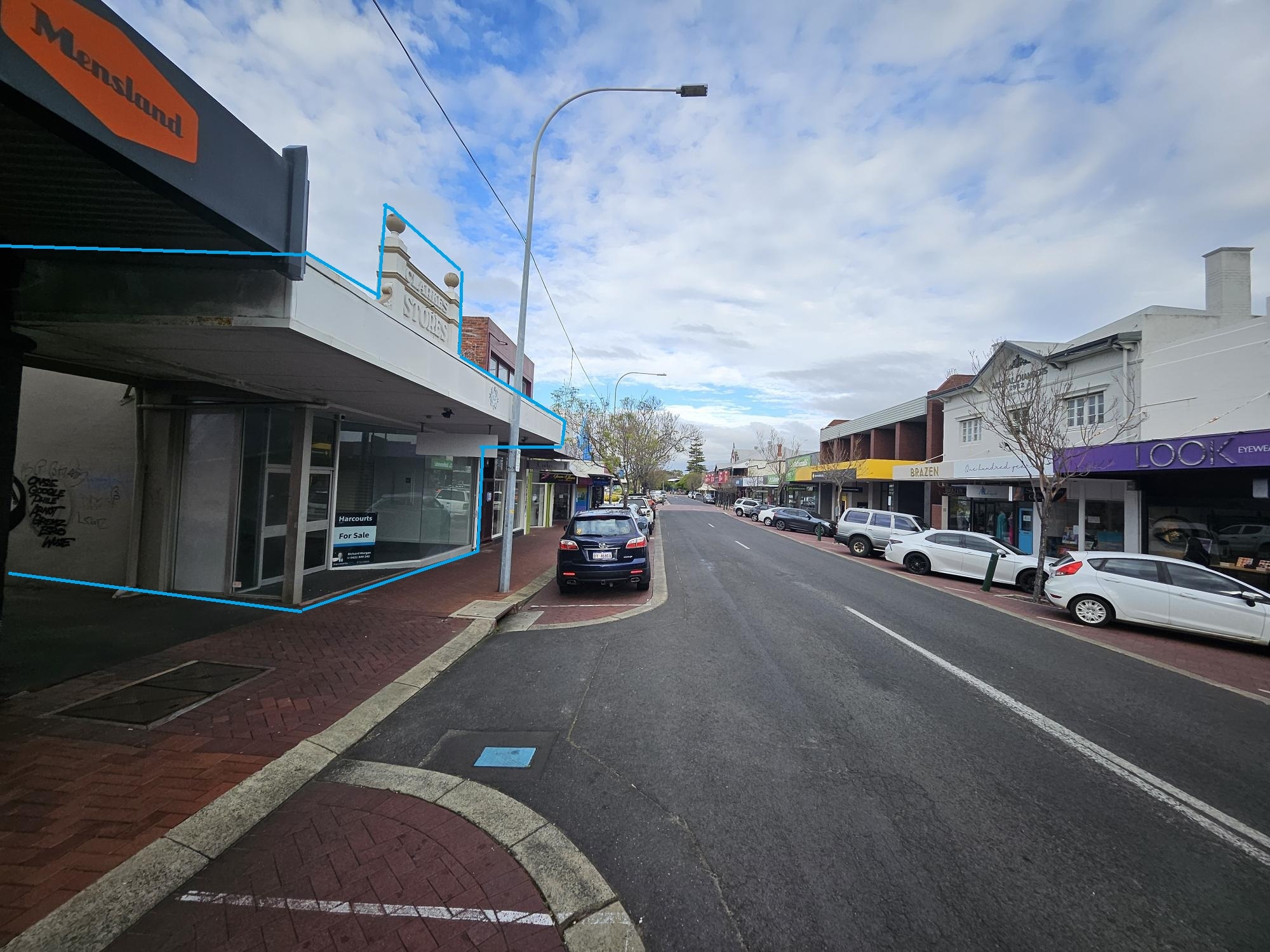 Street view, foot traffic from and to major shoppi