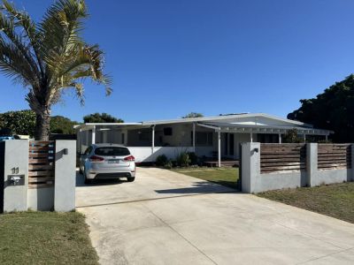 BEACHSIDE BLISS: 4-BED RENTAL WITH 3 GARAGES