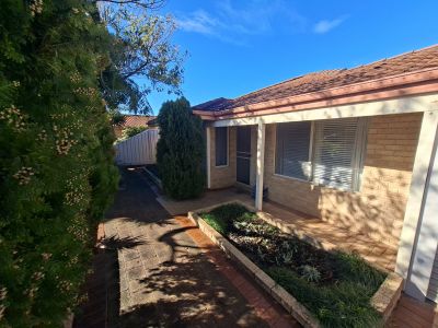 INCREDIBLE LOCATION NEAR SHOPS AND FREEWAY ENTRANCE!
