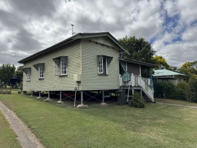 QUEENSLANDER-STYLE COTTAGE ON GENEROUS FENCED BLOCK