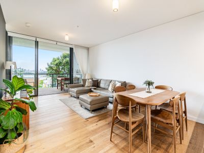 CONTEMPORARY LIVING WITH WATER & DISTRICT OUTLOOK IN PRESTIGIOUS PUTNEY HILL