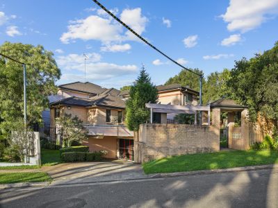 STYLISH & LOW-MAINTENANCE LIVING IN A PRIME DUNDAS LOCATION