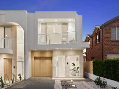 MODERN FAMILY LIVING WITH POOLSIDE ENTERTAINING