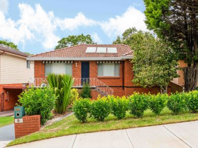 EXCEPTIONAL FAMILY HOME WITH DUAL LIVING POTENTIAL & DUPLEX OPPORTUNITY (STCA) IN THE CARLINGFORD WEST PUBLIC SCHOOL CATCHMENT