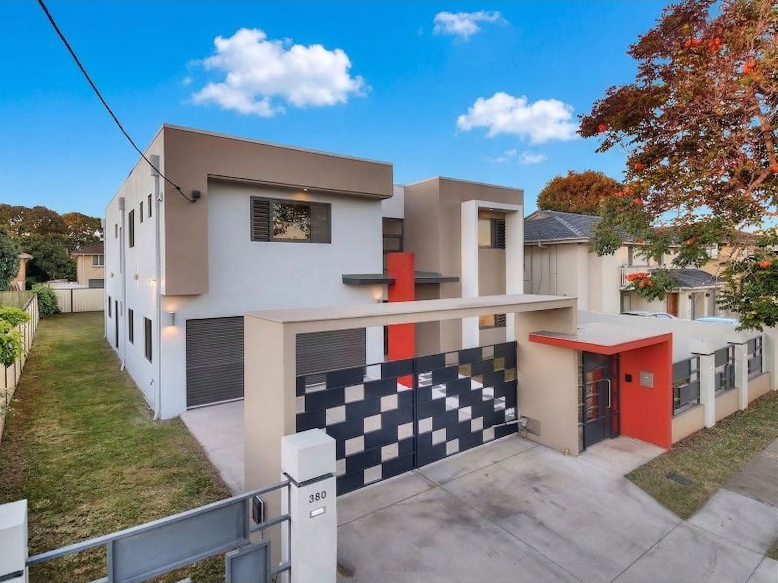 MODERN HOME OPPOSITE TO MARKET SQUARE - 7 ENSUITES, 9 BATHS