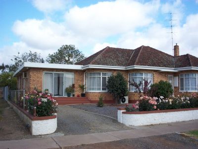 PERFECT LOCATION CLOSE TO THE MAIN STREET