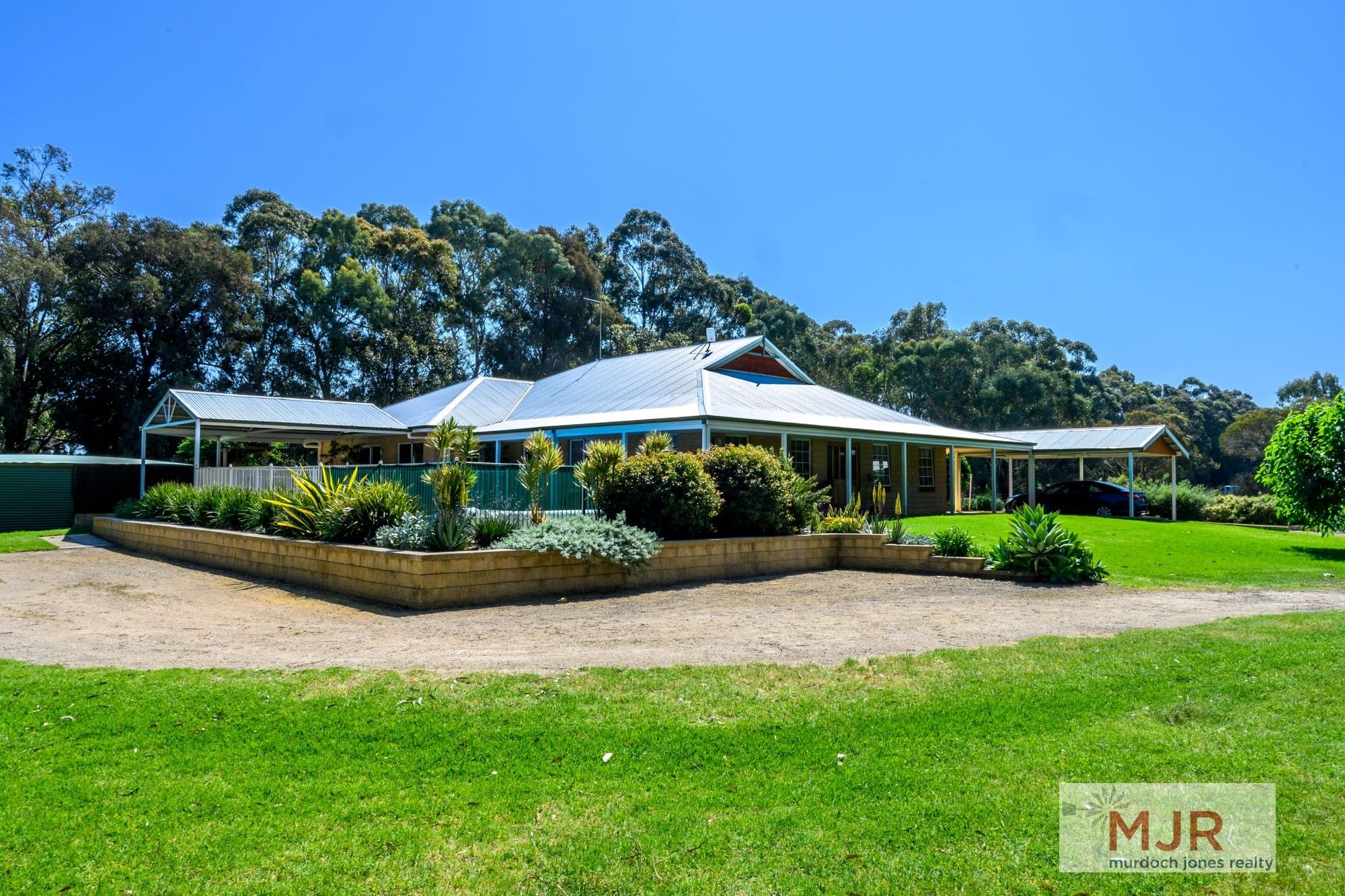 SPLENDID HORSE PROPERTY