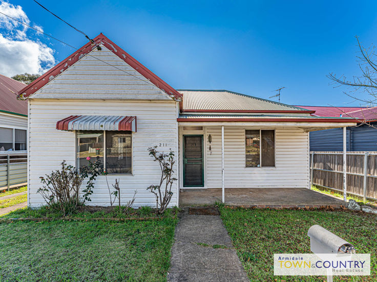 211 BROWN STREET, ARMIDALE