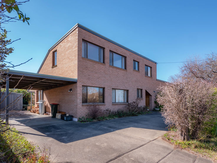 QUIET SOUTH HILL STUDIO  LIVING WITH A PRIVATE ENSUITE