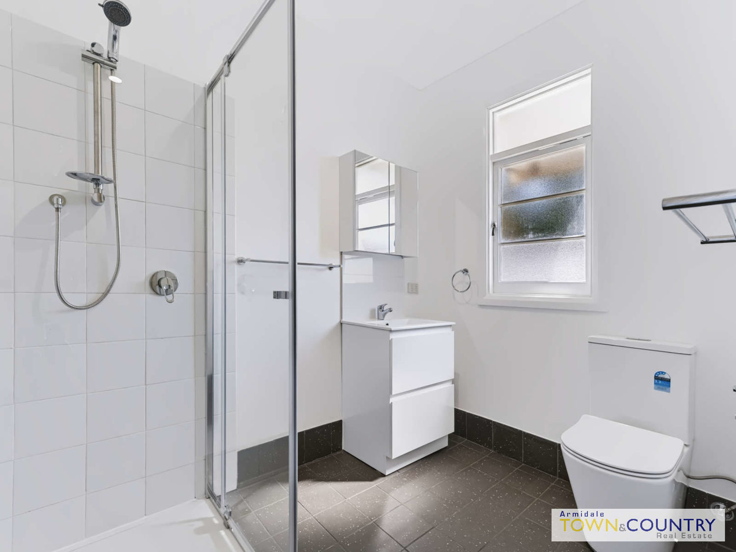 FULLY RENOVATED STUDIO UNIT